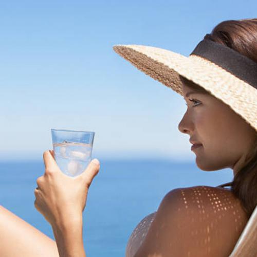 Limpeza, hidratação e proteção são essenciais para manter a pele saudável no verão
