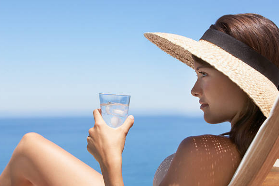 Limpeza, hidratação e proteção são essenciais para manter a pele saudável no verão